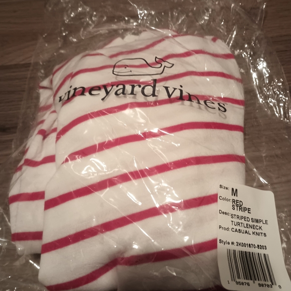 Vineyard Vines red and white striped long sleeve turtleneck medium - Picture 4 of 4
